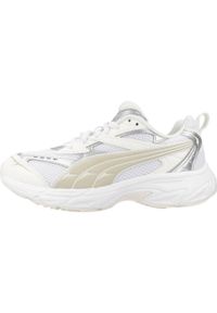 Buty do chodzenia damskie Puma Morphic Metallic Weiss Damen. Zapięcie: sznurówki. Kolor: biały. Materiał: materiał, syntetyk, tkanina. Szerokość cholewki: normalna. Sport: turystyka piesza