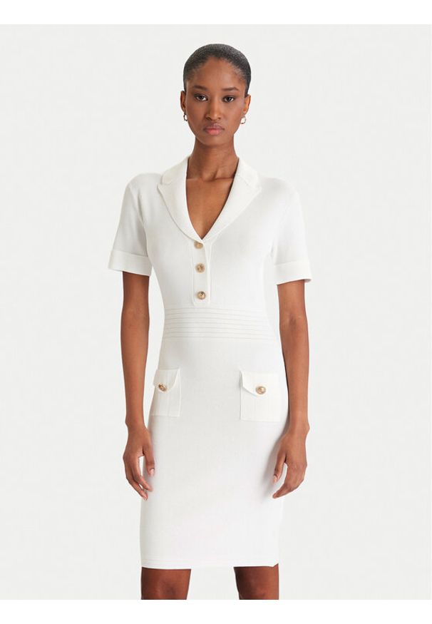 Guess Sukienka dzianinowa W5YK29 Z0130 Biały Slim Fit. Kolor: biały. Materiał: wiskoza