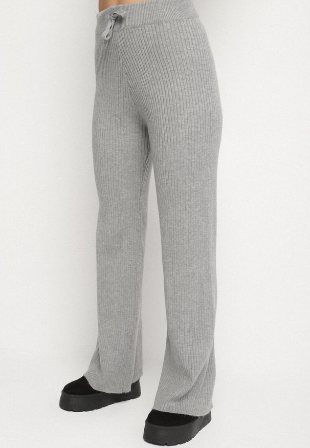 Born2be - Ciemnoszary Komplet Dzianinowy z Wełną i Bawełną Sweter z Guzikami i Spodnie Lanadia. Kolor: szary. Materiał: wełna, bawełna, dzianina