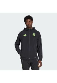 Adidas - Kurtka podróżna Real Madryt Tiro 25 Pro Vis Tech. Kolor: czarny, wielokolorowy, żółty. Materiał: dresówka. Sport: piłka nożna