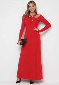 Born2be - Czerwona Długa Sukienka z Ozdobnym Dekoltem i Biżuteryjnymi Detalami Nerosha. Kolor: czerwony. Długość rękawa: długi rękaw. Styl: klasyczny, elegancki. Długość: maxi #4