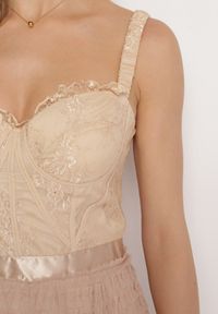 Born2be - Beżowa Sukienka Maxi na Ramiączkach z Gorsetową Górą i Tiulowymi Falbanami Encartia. Typ kołnierza: dekolt gorset. Kolor: beżowy. Materiał: tiul. Długość rękawa: na ramiączkach. Typ sukienki: gorsetowe. Długość: maxi #7