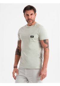 Ombre Clothing - Casualowy męski t-shirt z naszywką na kieszeni – jasnoszary V2 OM-TSCT-0109 - XXL. Okazja: na co dzień. Kolor: szary. Materiał: guma, bawełna, jersey, skóra. Wzór: aplikacja. Styl: casual