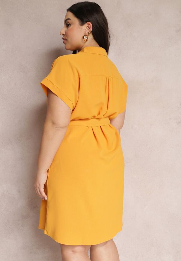 Renee - Żółta Sukienka Koszulowa Wiązana w Pasie z Krótkimi Rękawami Wellwood. Kolekcja: plus size. Kolor: żółty. Materiał: tkanina. Długość rękawa: krótki rękaw. Wzór: gładki. Sezon: lato, wiosna. Typ sukienki: koszulowe. Długość: midi