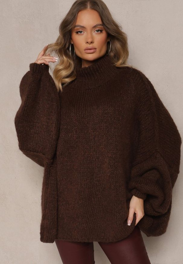 Renee - Brązowy Golf Oversize z Wełną z Opadającą Linią Ramion Lilirea. Okazja: na co dzień. Typ kołnierza: golf. Kolor: brązowy. Materiał: wełna. Styl: casual, elegancki