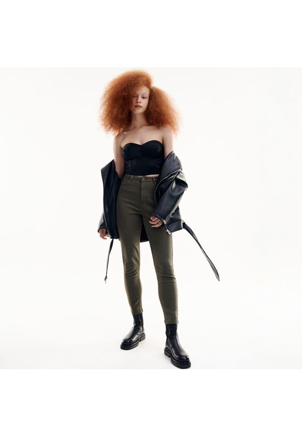 Reserved - Spodnie mom fit - Khaki. Kolor: brązowy