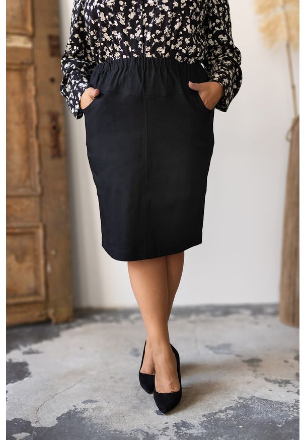 Nasi partnerzy - Czarna spódnica Betty PLUS SIZE XXL. Stan: podwyższony. Kolekcja: plus size. Kolor: czarny. Materiał: wiskoza, guma, poliamid, elastan, materiał. Wzór: jednolity. Styl: sportowy, elegancki