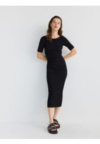 Reserved - Prążkowana sukienka midi - czarny. Kolor: czarny. Materiał: prążkowany. Długość: midi #1