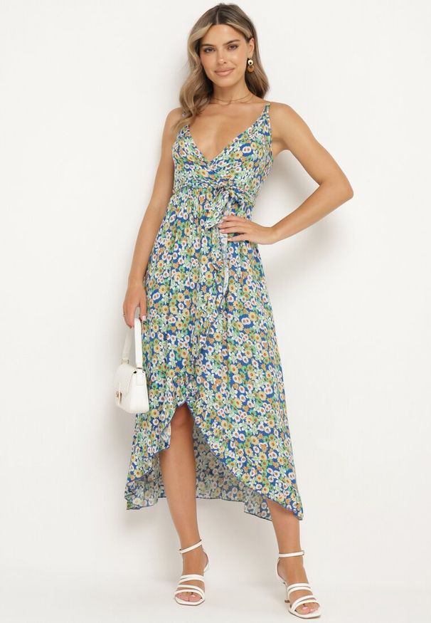 Born2be - Granatowa Bawełniana Sukienka na Ramiączkach z Kopertowym Dekoltem i Asymetrycznym Rozcięciem Xiloa. Okazja: na co dzień. Typ kołnierza: dekolt kopertowy. Kolor: niebieski. Materiał: bawełna. Długość rękawa: na ramiączkach. Wzór: aplikacja. Typ sukienki: asymetryczne, kopertowe. Styl: casual