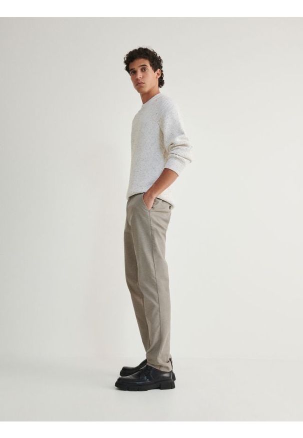 Reserved - Spodnie chino slim fit - brązowy. Kolor: brązowy. Materiał: tkanina, bawełna