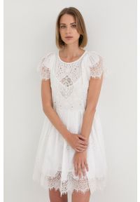 TwinSet - Twinset sukienka bawełniana kolor biały mini rozkloszowana. Kolor: biały. Materiał: bawełna. Długość rękawa: krótki rękaw. Wzór: aplikacja, haft. Typ sukienki: rozkloszowane. Długość: mini