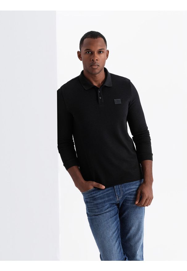 Ombre Clothing - Strukturalny męski longsleeve polo z naszywką – czarny V1 OM-POLS-0131 - XXL. Okazja: na co dzień. Typ kołnierza: polo. Kolor: czarny. Materiał: włókno, dzianina, wiskoza, bawełna, materiał, poliester. Długość rękawa: długi rękaw. Wzór: aplikacja. Styl: sportowy, elegancki, casual