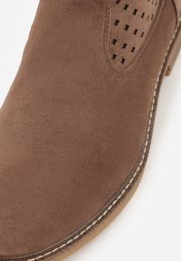 Renee - Jasnobrązowe Ażurowe Botki na Płaskiej Podeszwie ze Skórzaną Wkładką Terilara. Okazja: na co dzień. Kolor: brązowy. Materiał: skóra. Wzór: ażurowy. Obcas: na płaskiej podeszwie. Styl: casual #9