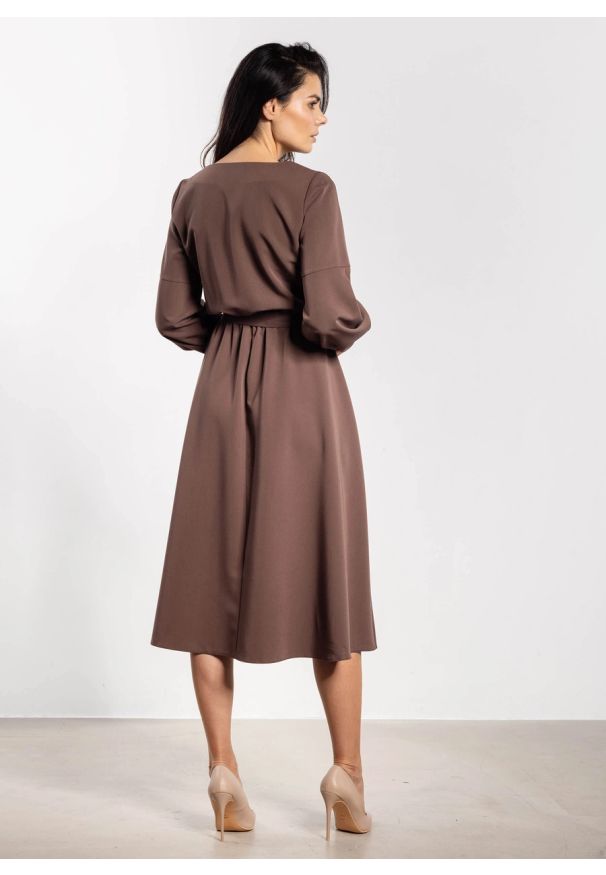 Infinite You - Elegancka sukienka rozkloszowana z długim rękawem brązowa. Okazja: do pracy. Kolor: czarny, brązowy. Długość rękawa: długi rękaw. Styl: elegancki