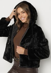 Born2be - Czarna Casualowa Kurtka Futerko z Kapturem Nindrie. Okazja: na co dzień. Typ kołnierza: kaptur. Kolor: czarny. Materiał: futro. Styl: casual #4