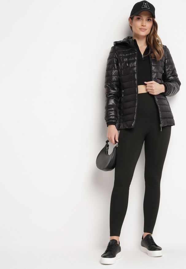 Born2be - Czarna Kurtka Pikowana z Odpinanym Katurem Rilevama. Kolor: czarny. Styl: elegancki