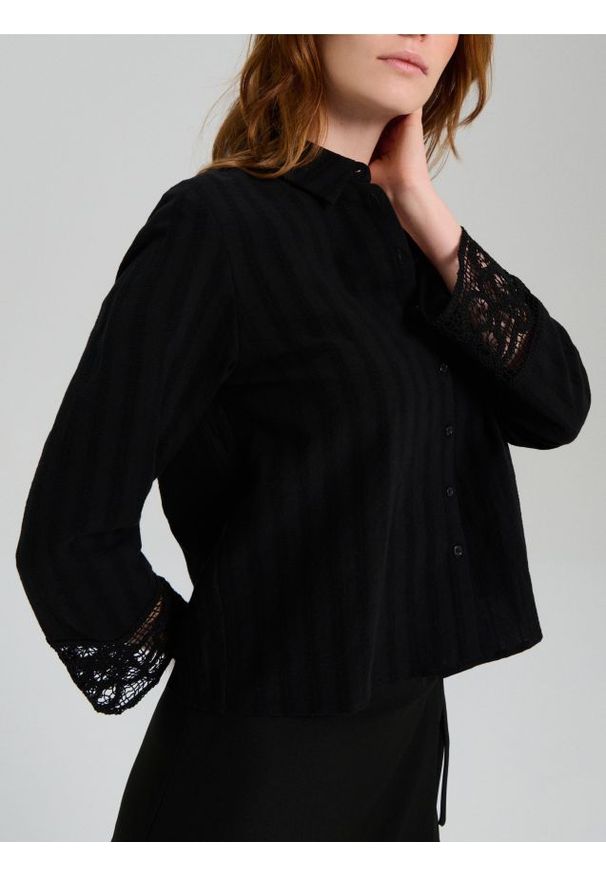 Sinsay - Bawełniana teksturowana koszula z koronkowym mankietem - czarny. Kolor: czarny. Materiał: bawełna, koronka
