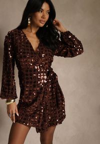 Renee - Brązowa Sukienka o Kopertowym Kroju z Wiązaniem i Cekinami Wedessa. Kolor: brązowy. Materiał: poliester. Wzór: aplikacja. Typ sukienki: kopertowe. Styl: elegancki #4