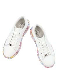 Sneakersy damskie Filippo, cholewka ze skóry naturalnej licowej z klasycznym sznurowaniem i delikatną perforacją po bokach, masywna platforma z dekor. Okazja: na co dzień. Kolor: biały. Materiał: skóra. Szerokość cholewki: normalna. Wzór: gładki, nadruk, kolorowy, kwiaty. Obcas: na platformie #5