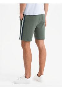 Ombre Clothing - Męskie dresowe szorty z lampasami i ściągaczem w pasie – oliwkowe V2. Okazja: na co dzień. Kolor: oliwkowy. Materiał: dresówka. Wzór: aplikacja. Styl: retro, casual #11