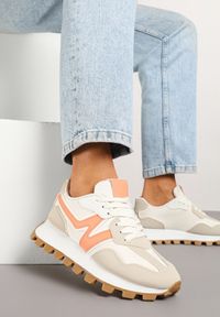 Renee - Beżowo-Pomarańczowe Sneakersy Ozdobione Geometrycznym Motywem Aluthia. Okazja: na co dzień. Kolor: beżowy. Materiał: jeans. Wzór: geometria, aplikacja #4