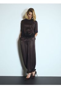 Reserved - Spodnie z wiskozy - ciemnobrązowy. Kolor: brązowy. Materiał: wiskoza #1