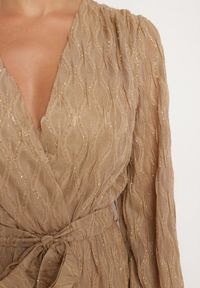 Born2be - Ciemnobeżowy Kombinezon o Kopertowym Kroju Zdobiony Błyszczącą Nitką i Wiązany w Pasie Venvina. Kolor: beżowy. Materiał: skóra. Wzór: aplikacja. Styl: elegancki #7