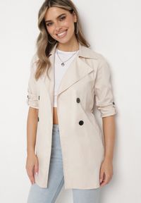 Born2be - Beżowy Płaszcz Dwurzędowy z Kieszeniami i Materiałowym Paskiem Piemona. Okazja: na co dzień, na spotkanie biznesowe. Kolor: beżowy. Materiał: materiał. Długość: do kolan. Styl: casual, biznesowy, elegancki #1