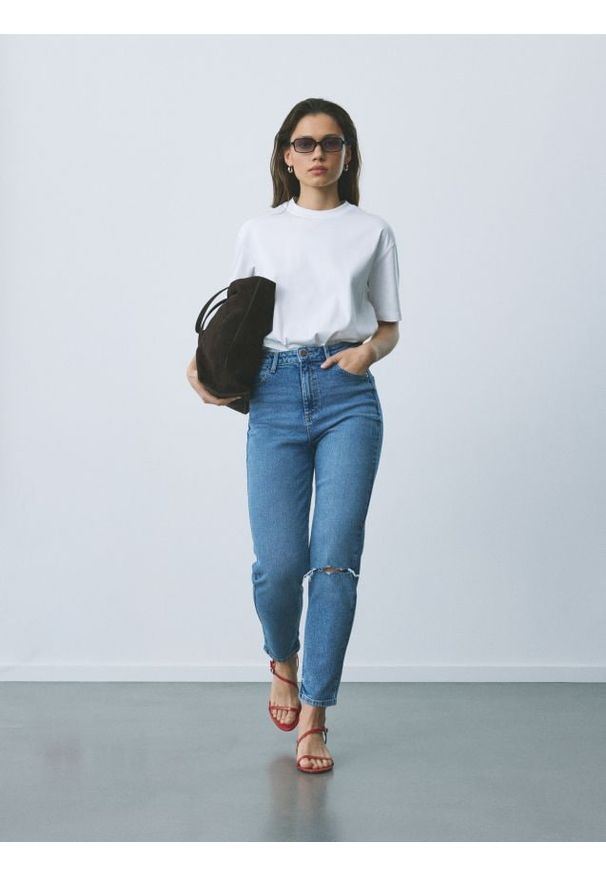 Reserved - Jeansy mom fit z rozcięciem - niebieski. Kolor: niebieski