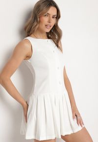 Born2be - Biała Sukienka z Plisowanym Dołem Tunelia. Okazja: na co dzień. Kolor: biały. Styl: klasyczny, elegancki, casual #3