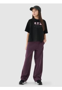 4f - 4F Spodnie dresowe z szerokimi nogawkami dziewczęce - fioletowe 122 (6-7 lat). Okazja: na co dzień. Kolor: fioletowy. Materiał: dresówka. Wzór: gładki, ze splotem. Sezon: lato. Styl: młodzieżowy, sportowy, casual