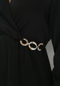 Born2be - Czarna Satynowa Sukienka Midi z Kopertowym Dekoltem i Kołnierzykiem Hartho. Kolor: czarny. Materiał: satyna. Wzór: aplikacja. Typ sukienki: kopertowe. Długość: midi #5