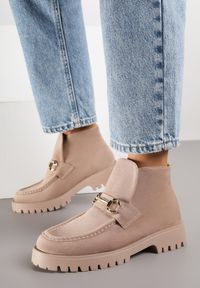 Born2be - Ciemnobeżowe Botki w Stylu Mokasynów z Elegancką Aplikacją Elinney. Okazja: na co dzień. Kolor: beżowy. Materiał: jeans. Wzór: aplikacja. Styl: elegancki #1