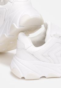 Renee - Białe Sneakersy Rhethishia. Kolor: biały. Materiał: jeans. Szerokość cholewki: normalna. Wzór: aplikacja #2