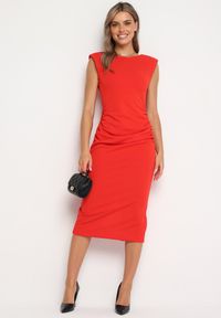 Born2be - Czerwona Taliowana Sukienka Bez Rękawów z Ozdobnym Marszczeniem Lunala. Okazja: na co dzień. Kolor: czerwony. Materiał: skóra. Długość rękawa: bez rękawów. Styl: casual #6
