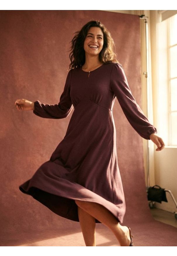 Sinsay - Sukienka midi z bufiastymi rękawami i marszczeniem z wiskozą - bordowy. Kolor: czerwony. Materiał: wiskoza. Długość: midi