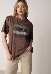 Born2be - Brązowy T-shirt z Bawełny o Kroju Oversize z Napisem Orinvyra. Okazja: na co dzień, na spotkanie biznesowe, do pracy. Kolor: brązowy. Materiał: bawełna. Wzór: napisy. Styl: biznesowy, casual, elegancki #2