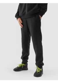 4F JUNIOR - Spodnie dresowe joggery chłopięce - czarne. Kolor: czarny. Materiał: dresówka