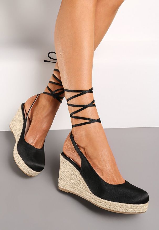 Renee - Czarne Sandały Espadryle z Satynową Cholewką i Plecionym Koturnem Manolla. Kolor: czarny. Materiał: satyna. Wzór: aplikacja. Obcas: na koturnie