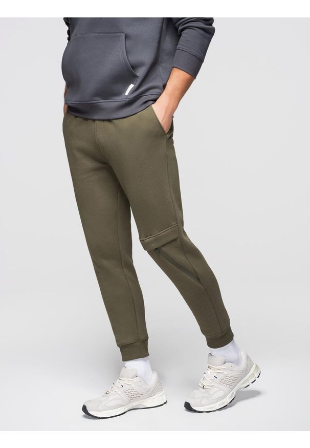 Ombre Clothing - Spodnie męskie dresowe z przeszyciem i zamkiem na nogawce - oliwkowe V3 - Rozmiar: XXL. Kolor: oliwkowy. Materiał: dresówka. Wzór: nadruk