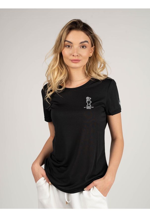 North Sails X Prada T-shirt "Foehn" | 45 2505 000 | T-shirt Foehn | Kobieta | Czarny. Okazja: na co dzień. Kolor: czarny. Materiał: poliester. Wzór: napisy, nadruk, aplikacja. Styl: casual
