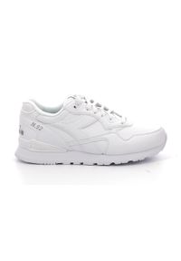 Buty do chodzenia damskie Diadora. Zapięcie: sznurówki. Kolor: biały. Materiał: skóra, materiał. Szerokość cholewki: normalna. Sport: turystyka piesza