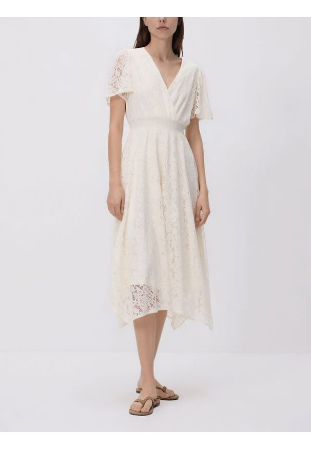 Reserved - Koronkowa sukienka midi - złamana biel. Materiał: koronka. Długość: midi