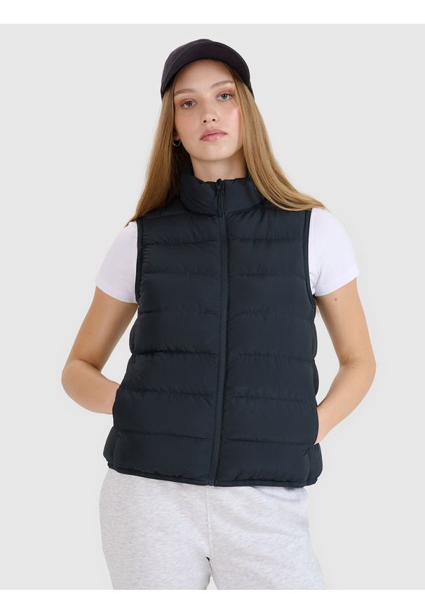 4f - 4F Bezrękawnik puchowy z wypełnieniem naturalnym damski - czarny XL. Okazja: na co dzień. Typ kołnierza: kołnierzyk stójkowy. Kolor: czarny. Długość: krótkie. Wzór: gładki. Materiał: puch. Długość rękawa: bez rękawów. Sezon: zima. Styl: sportowy, klasyczny, casual