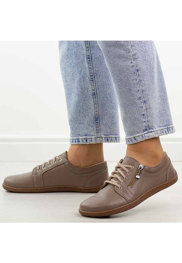 Cappucciono skórzane Polskie półbuty damskie barefoot Gregors 1153. Okazja: na co dzień, na spotkanie biznesowe. Materiał: skóra. Szerokość cholewki: normalna. Sezon: wiosna, jesień. Styl: casual, biznesowy, klasyczny