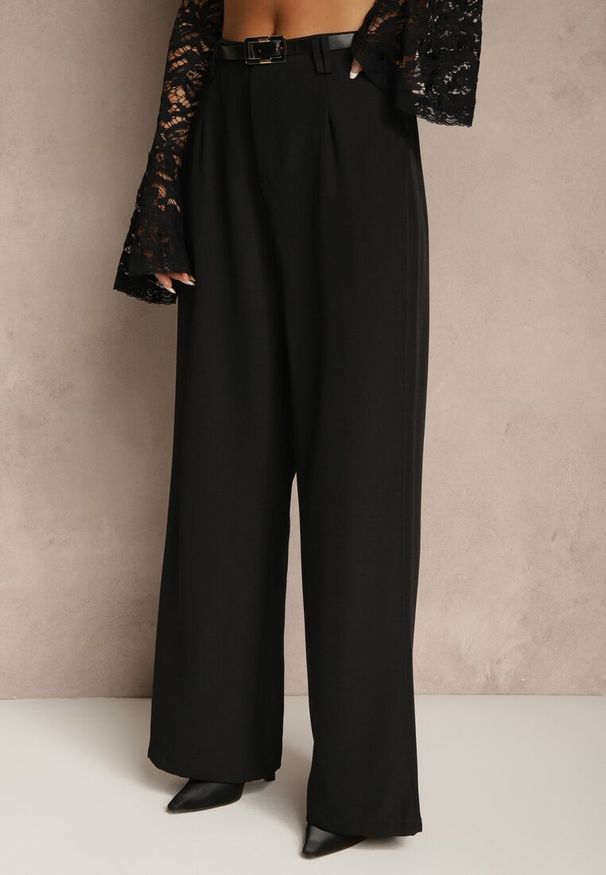 Renee - Czarne Szerokie Spodnie Garniturowe Ozdobione Paskiem Cirrive. Okazja: na spotkanie biznesowe. Stan: podwyższony. Kolor: czarny. Wzór: aplikacja. Styl: biznesowy, elegancki