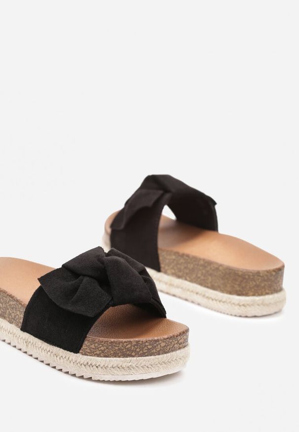 Born2be - Czarne Klapki na Grubej Płaskiej Podeszwie z Wyściółką z Ekoskóry Ozdobione Kokardą Rrissa. Okazja: na spacer. Kolor: czarny. Wzór: aplikacja. Obcas: na płaskiej podeszwie. Styl: elegancki