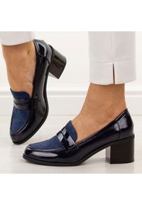 Niebieskie mokasyny damskie na obcasie M.Daszyński 2201D-3. Okazja: na co dzień, na spotkanie biznesowe, do pracy. Nosek buta: okrągły. Kolor: niebieski. Szerokość cholewki: normalna. Materiał: skóra, lakier. Sezon: wiosna, jesień, lato. Obcas: na obcasie. Styl: casual, biznesowy, klasyczny. Wysokość obcasa: średni #1