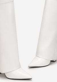 Born2be - Białe Kozaki z Szeroką Cholewką i Szpiczastym Noskiem Jazmynn. Okazja: na co dzień. Wysokość cholewki: przed kolano. Nosek buta: szpiczasty. Kolor: biały. Szerokość cholewki: szeroka. Styl: wizytowy, klasyczny, casual, elegancki #4