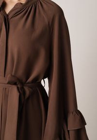 Born2be - Brązowa Wiskozowa Sukienka Koszulowa z Falbanami przy Rękawach i Paskiem Dinirae. Okazja: na co dzień. Kolor: brązowy. Materiał: wiskoza. Typ sukienki: koszulowe. Styl: casual, klasyczny #4